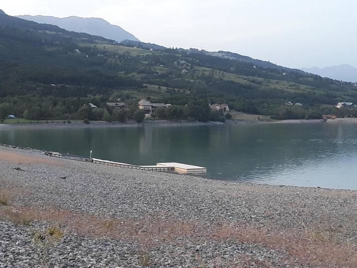 Location de vacances pour 4 personnes, avec piscine et jardin ainsi que vue sur le lac et vue à Crots - 4
