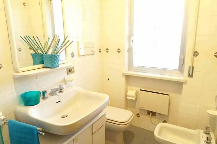 Appartement entier, Studio avec balcon et vue mer à 50 mètres de la mer in Santo Stefano al Mare, Riviera di Ponente