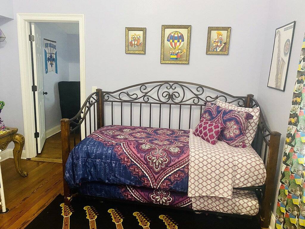 Unique, colorful, fun Midcity home with high ceilings, steps from the top cafés. in New Orleans, Orleans Parish