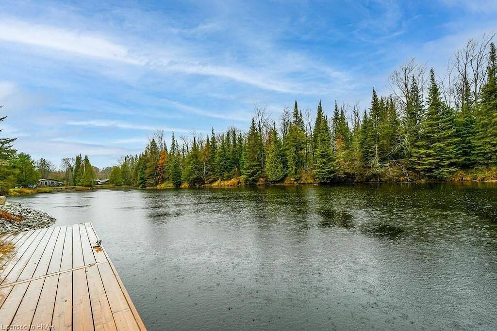 Cozy Rustic Cottage! Hot Tub, River, Fireplace, Kayaks, Tons of Games & Movies in Kawartha Lakes