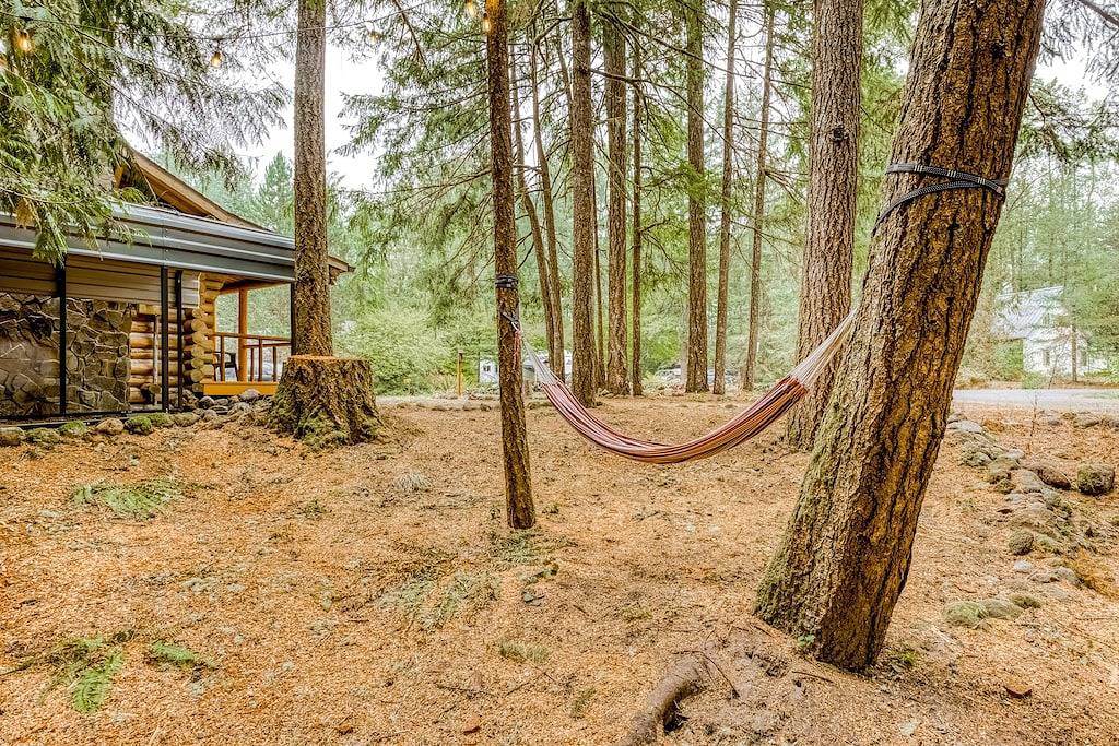 Cozy Cabin with Great Outdoor Space, Fireplace, & Free Wifi - Near Sandy River in Welches, Mount Hood