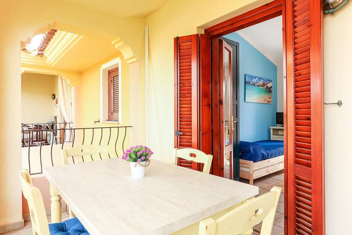 Appartamento intero, Appartamento vacanze "Bilocale Geranium Beach" con terrazza e aria condizionata in San Teodoro, Olbia-Tempio