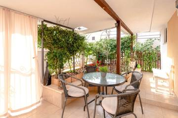 Ferienwohnung für 2 Personen, mit Terrasse und Garten, kinderfreundlich in Novigrad