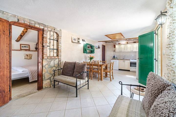 Holiday home for 7 guests, with a pool, golf, countryside by the sea in San Pietro di Brazza, Brac