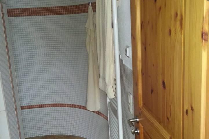 Ganze Wohnung, Gemütliche große Ferienwohnung mit 2Schlafzimmer Kamin und Terrasse in Henschleben, Thüringer Kernland