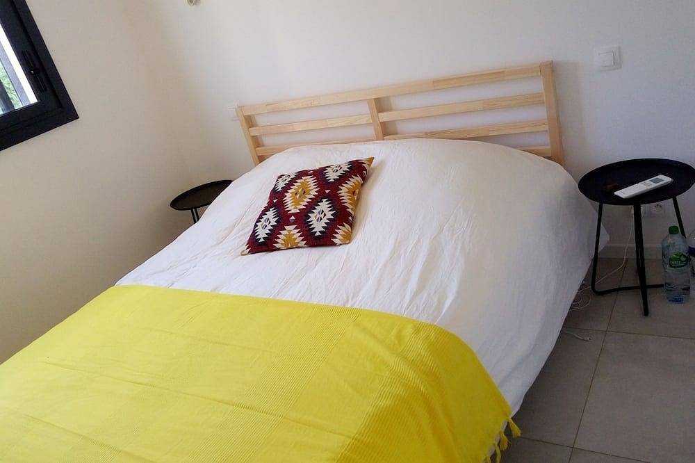 / New / In beautiful bright villa, swimming pool, Bbq, petanque, panoramic view in Saint-Laurent-du-Var, Cannes region