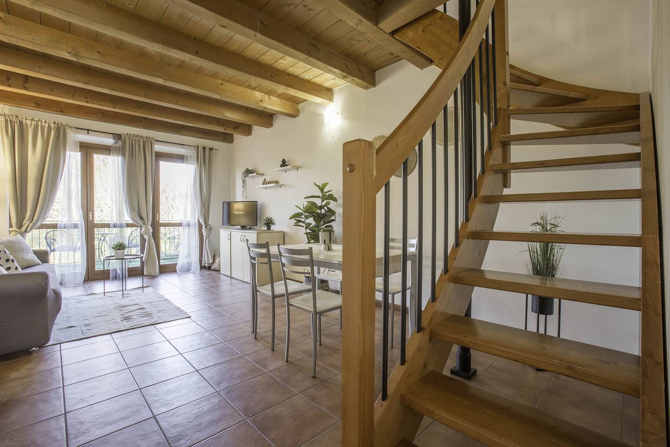 Appartement entier, Appartement de vacances pour 4 personnes avec terrasse in Castelnuovo del Garda, Montagnes autour du lac de Garde
