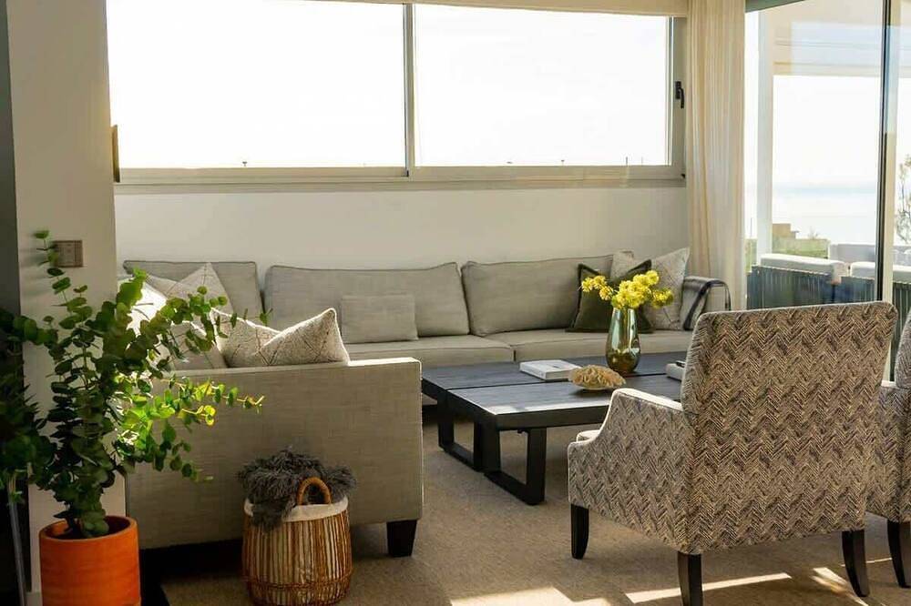 Villa Palm Beach, 5 bedroom villa with sea views and private pool in Torreblanca (Fuengirola), Fuengirola