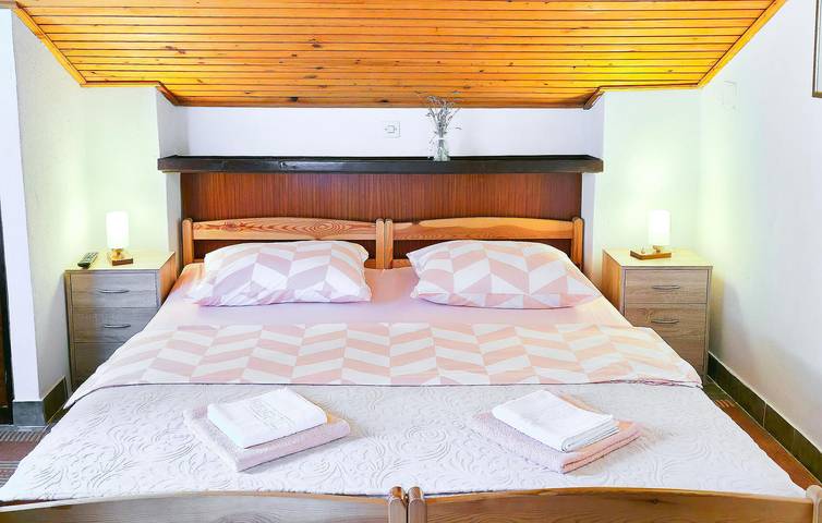 Ganze Ferienwohnung, Gemütliches Apartment mit Meerblick, WLAN, Klimaanlage und Terrasse – 2 km vom Strand entfernt in Crni molo, Crikvenica