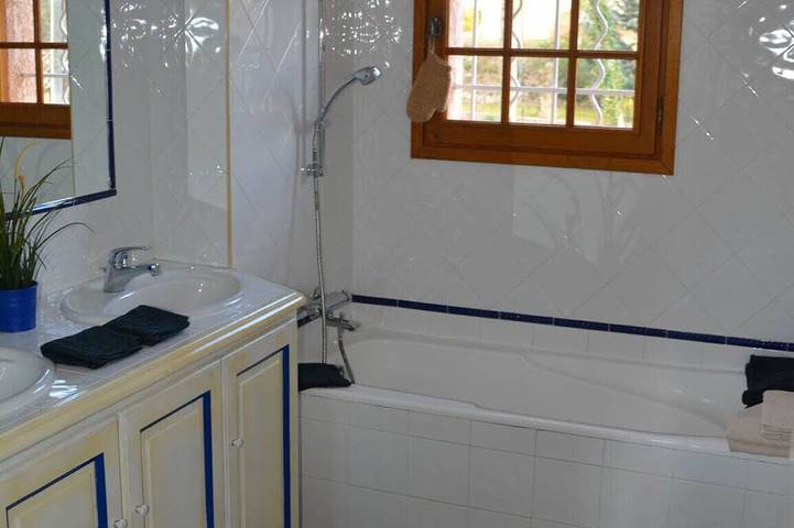 Location de vacances pour 5 personnes, avec balcon et jardin à Sabran - 4