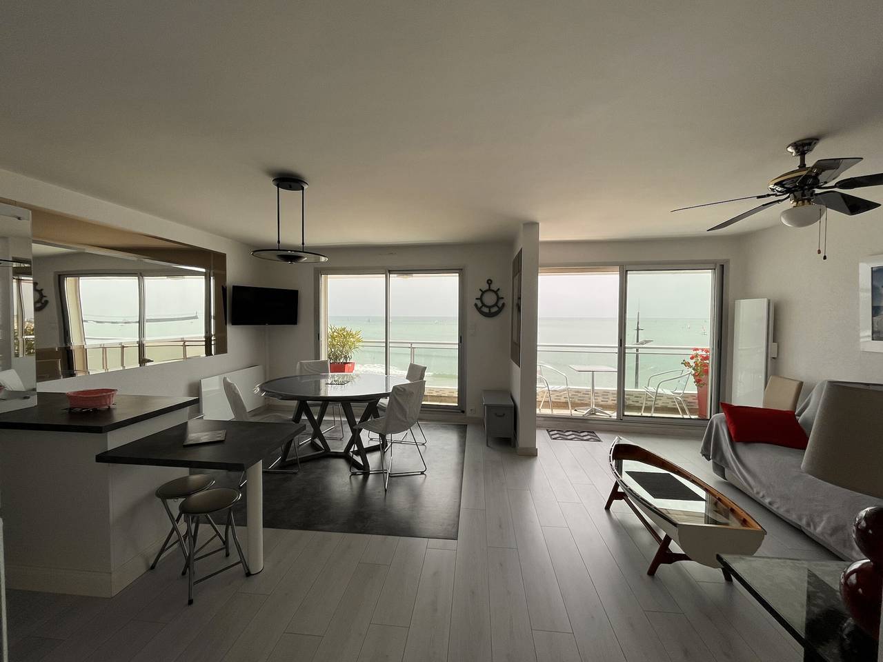 Entire apartment, 2-bedroom apartment beachfront with parking, 3 stars in Les Sables-d'Olonne, Vendée