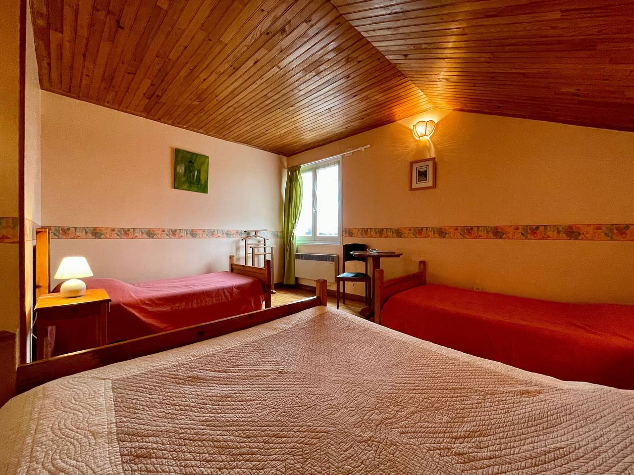 Chambre Saumon: Confort pour 4, Animaux Bienvenus in Alleyras, Massif central