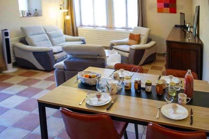 Location de vacances pour 4 personnes, avec piscine ainsi que vue et jardin à Bourgvilain - 4