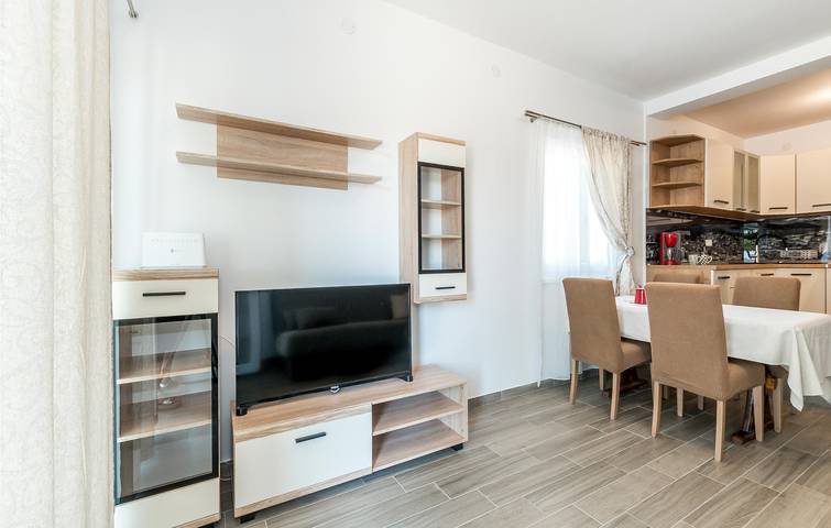 Gemütliche Ferienwohnung, 1 km von der Küste entfernt: WLAN, Klimaanlage, Pool und Terrasse in Sibenik, Šibenik-Knin