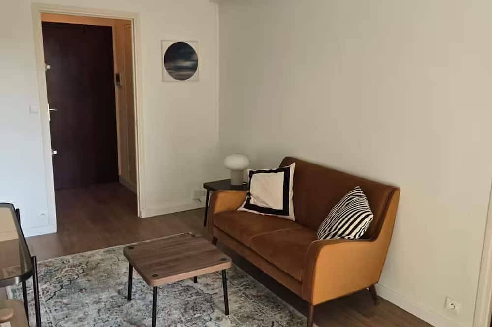Apartamento entero, Large fully equipped studio with terrace in Rueil-Malmaison, Altos del Sena