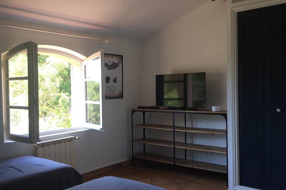 Bandol limit, 10 pers, air-conditioned bedrooms, swimming pool 11x5m, 230m2, 10min beach in La Cadière-d'Azur, Toulon region