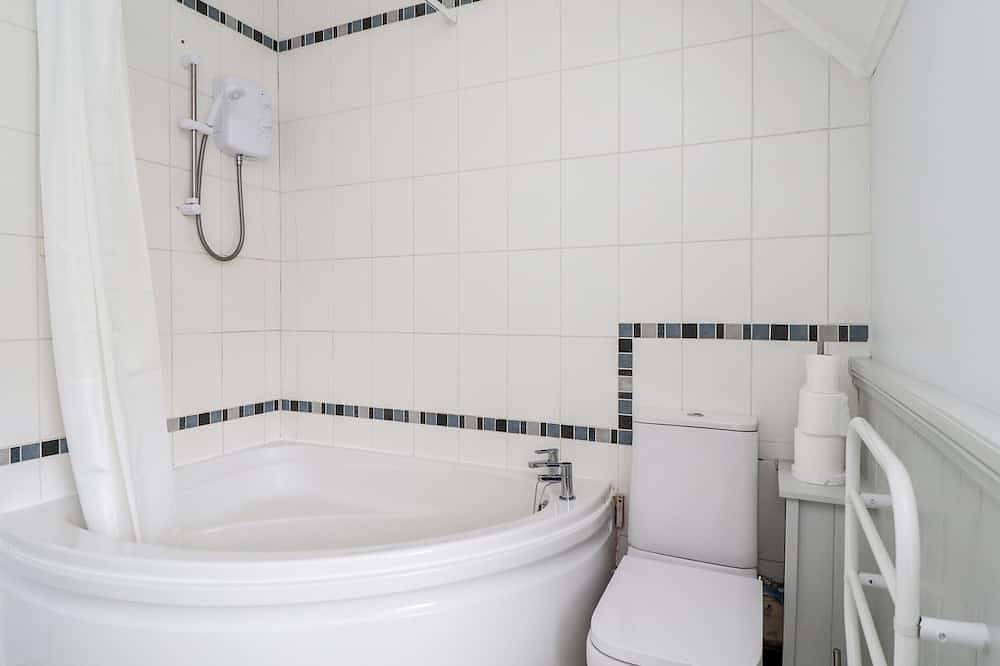 Whinstone (Bamburgh), pet friendly, with a garden in Bamburgh in Bamburgh, Northumberland