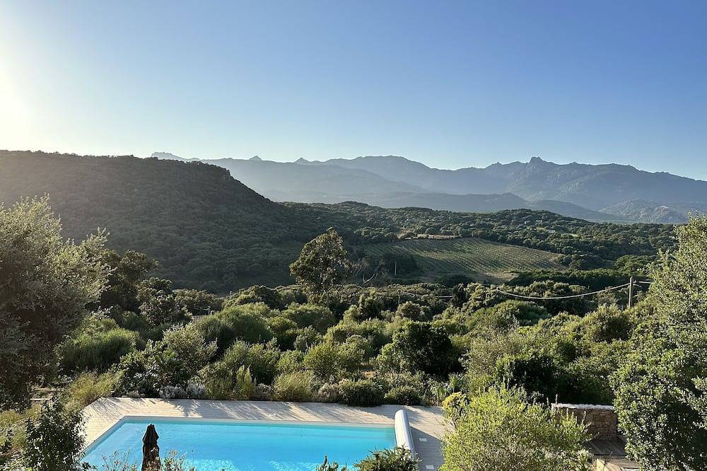 Location D'une Villa Climatisée Avec Piscine et Terrain de Pétanque à Figari in Figari, Arrondissement de Sartène