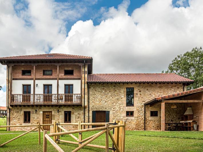 Casa rural con piscina para 12 personas, con balcón además de jardín y piscina en Costa de Cantabria