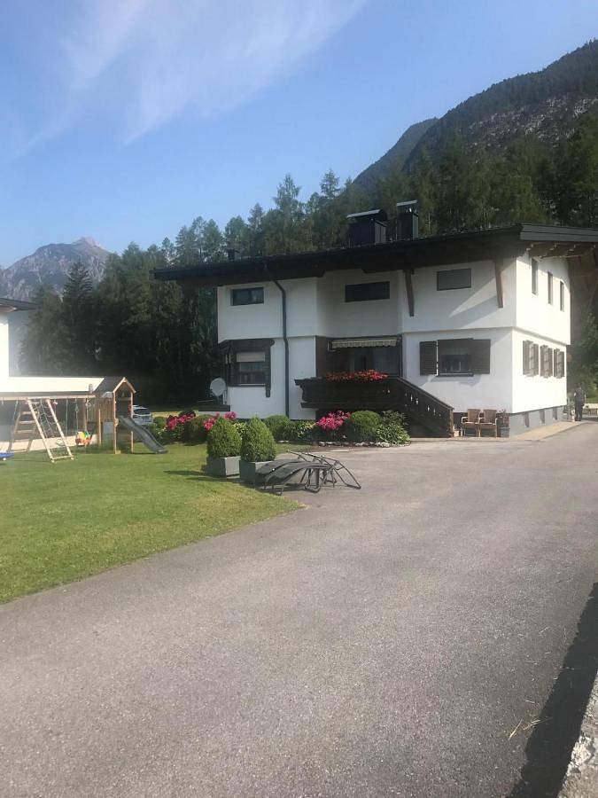 Ferienwohnung für 4 Personen, mit Balkon und Terrasse sowie Garten und Ausblick in Nassereith