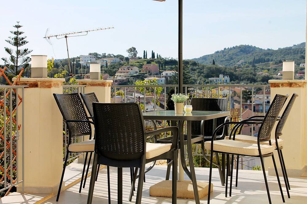 Close to the beach, spacious two-bedroom apartment with breakfast in Kassiopi, Corfu