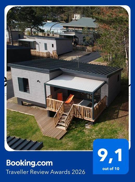 Parc de vacances pour 6 personnes, avec piscine et jardin ainsi que vue et bassin pour enfant en Normandie