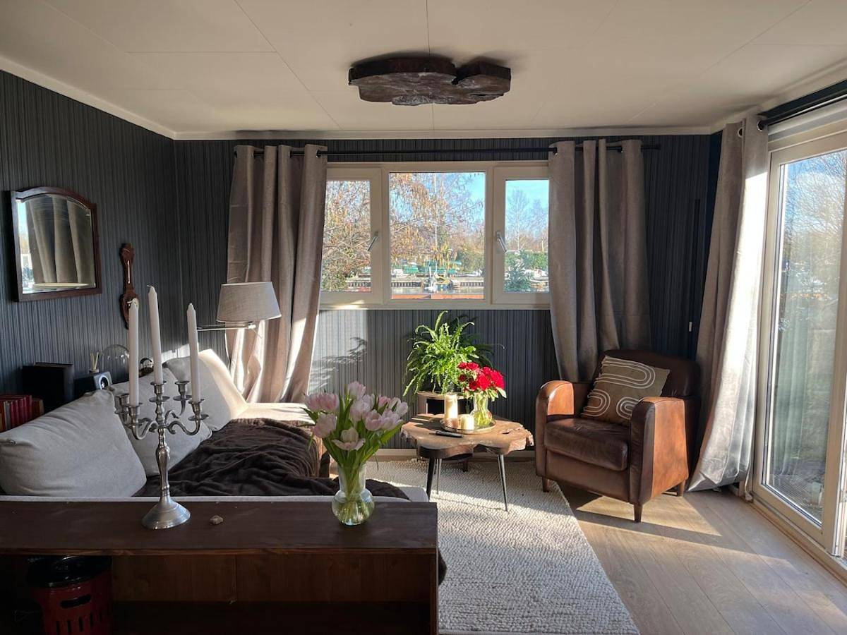 Lakehouse 20m from Amsterdam! Fireplace & Cinema in Vinkeveen, Groene Hart