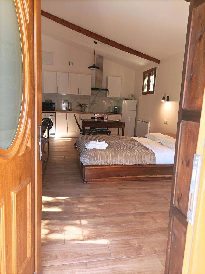 Iris Garden Cottage in Saint-Germain-en-Laye, Yvelines