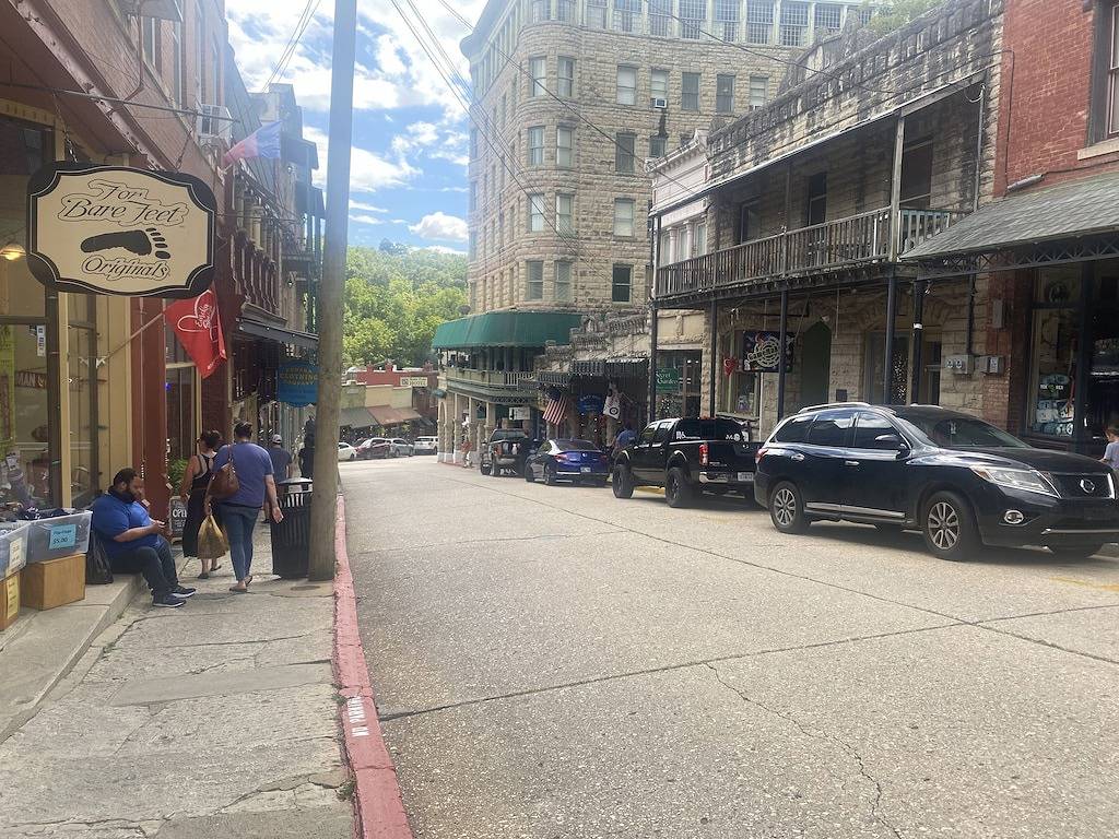 Ganze Wohnung, Downtown Loft on Spring, Sleeps 7, Near Basin Park in Eureka Springs, Carroll County (AR)