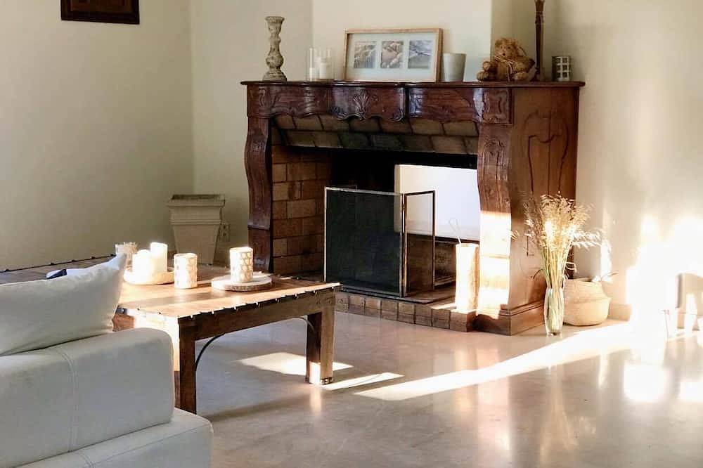 Fully renovated, air-conditioned 18th-century house with large swimming pool in Remoulins, Nimes und Umgebung