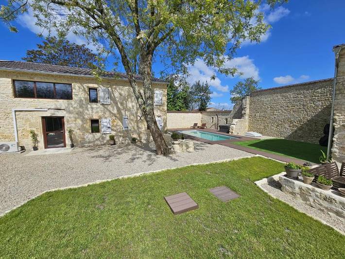 Location de vacances pour 8 personnes, avec jacuzzi ainsi que terrasse et piscine à Jau-Dignac-et-Loirac