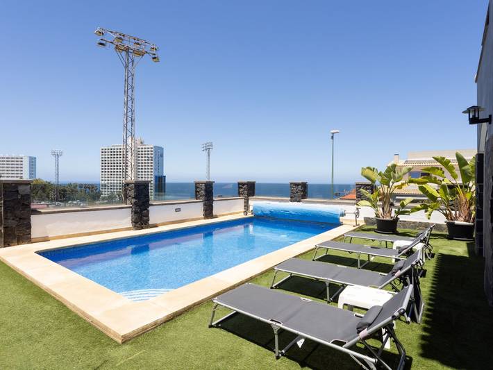 Casa de vacaciones para 11 personas, con piscina además de balcón y jardín en Puerto de la Cruz