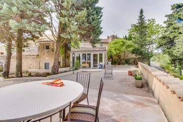 Gîte pour 6 personnes, avec jardin à Uchaux