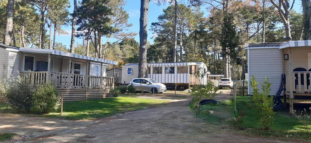 Camping pour 6 personnes, avec bassin pour enfant et piscine ainsi que jacuzzi et jardin, adapté aux familles