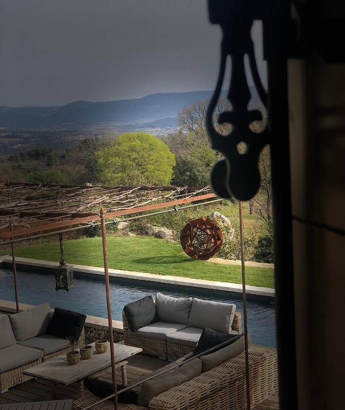 Location de vacances pour 2 personnes, avec terrasse et piscine ainsi que vue et jardin à Bonnieux - 3
