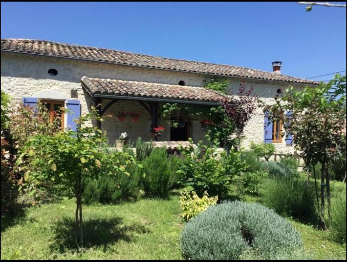 Location de vacances pour 12 personnes, avec Terrasse ainsi que Jardin et Piscine à Cancon