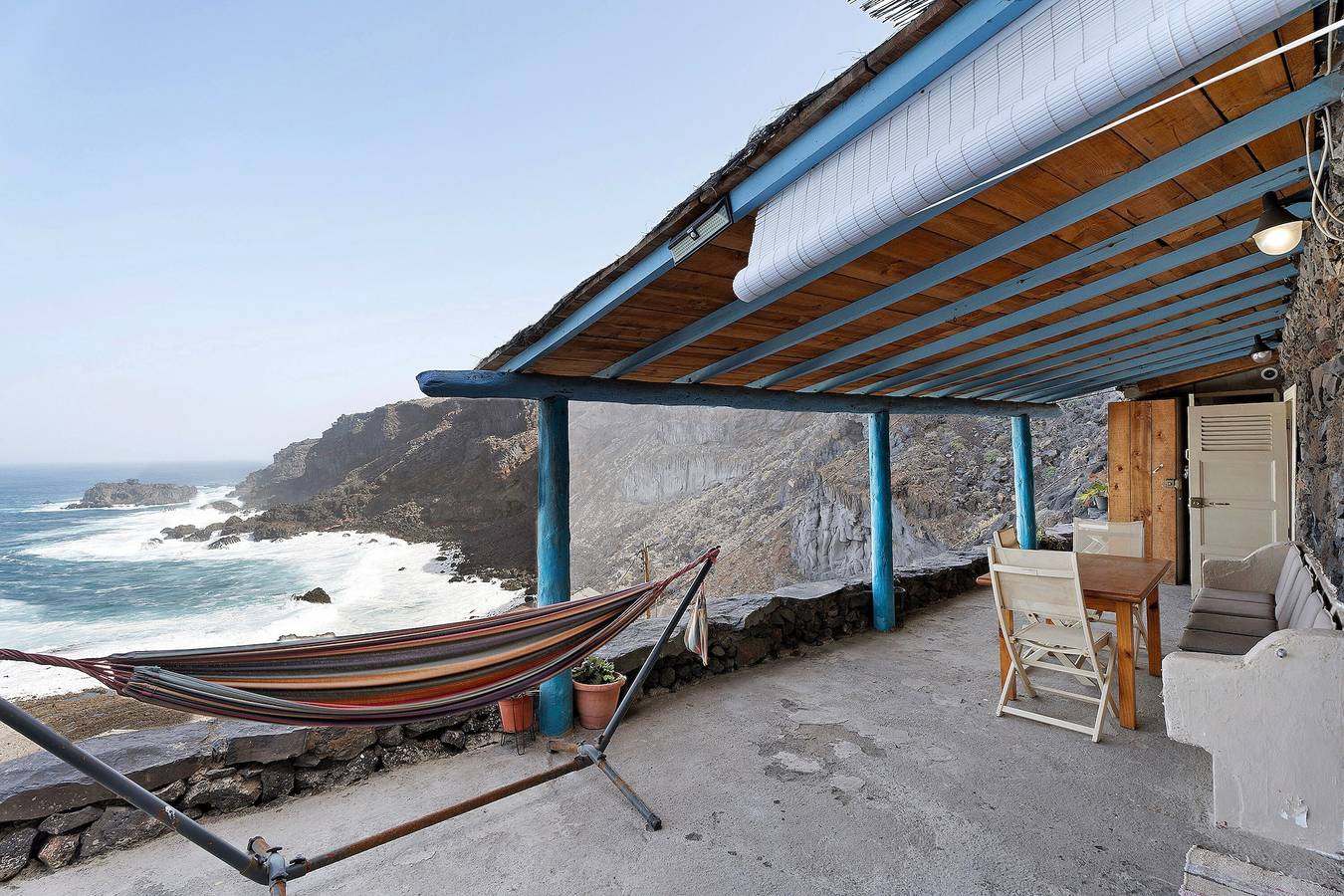 Casa de vacaciones 'Casa Cueva El Pozo' con vistas al mar, terraza privada y jardín privado in El Pozo de las Calcosas, Valverde