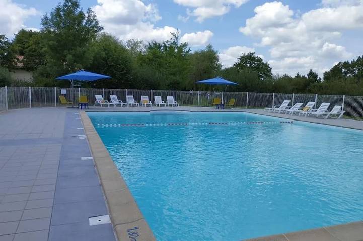 Gîte pour 4 personnes, avec piscine et jardin à Moutiers-sous-Chantemerle