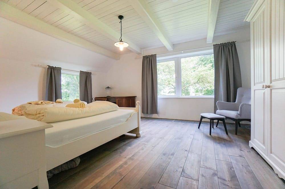 Romantisches Reetdachhaus mit Wellnessbereich in Deichnähe in Dorum, Cuxland