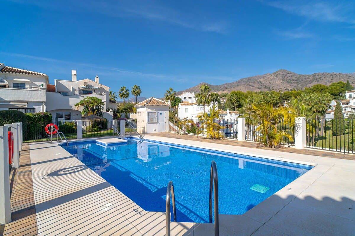 Ganze Wohnung, Ferienwohnung für 2 Personen mit Pool in El Capistrano, Costa del Sol