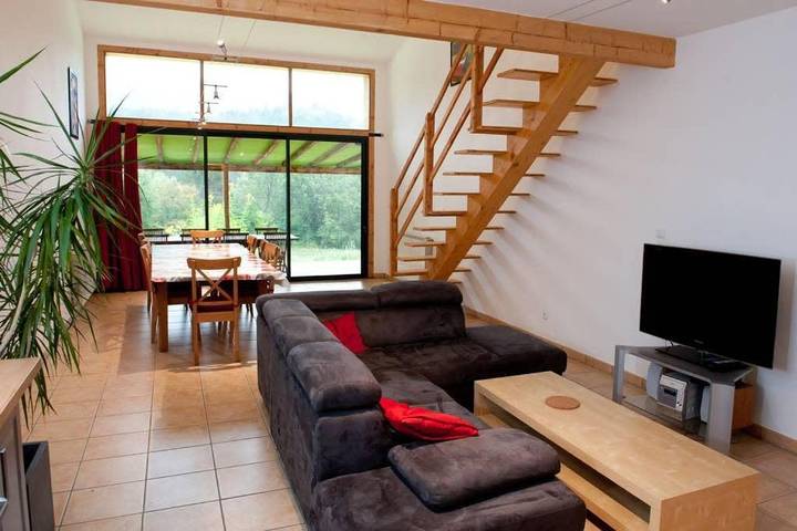Gîte pour 4 personnes, avec piscine et terrasse à Entrepierres