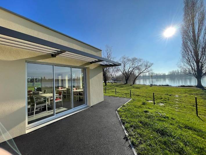 Cottage pour 2 personnes, avec vue sur le lac et jardin ainsi que vue et terrasse, animaux acceptés à Coulonges-sur-Sarthe