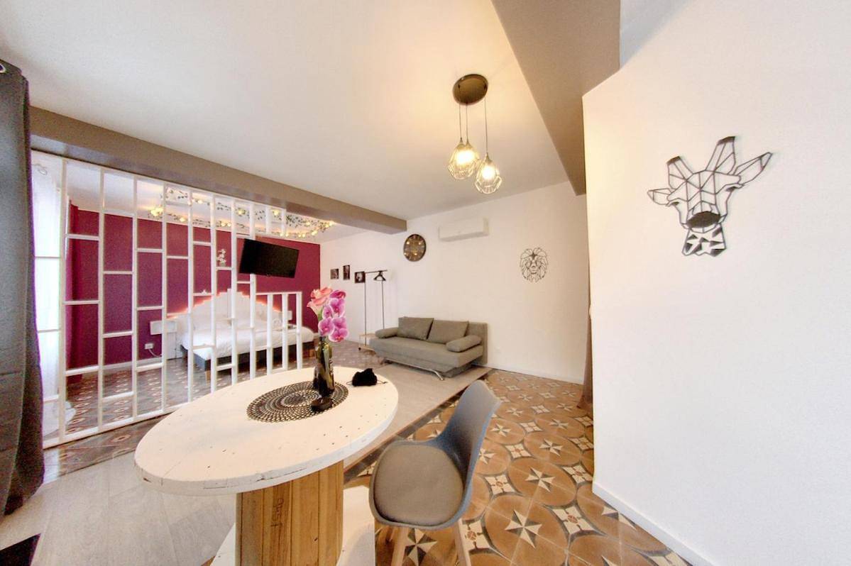 Appartement entier, One-Bedroom Apartment in Saint-Aignan, Région de Romorantin-Lanthenay