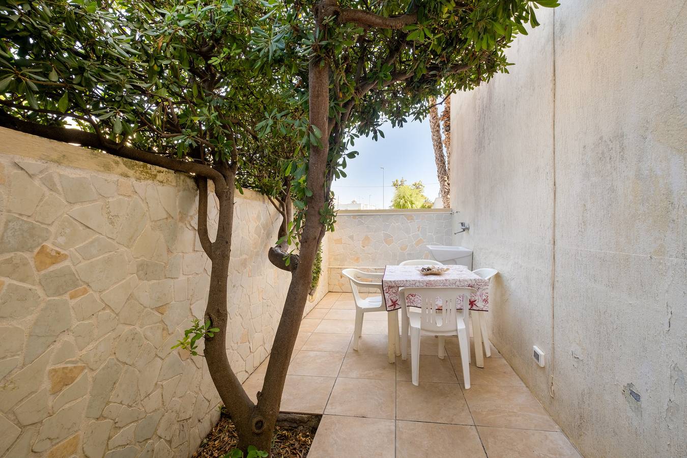 Entire apartment, Apartment 'Casa Vacanze Colopi' with Private Garden in Baia Verde, Gulf of Taranto