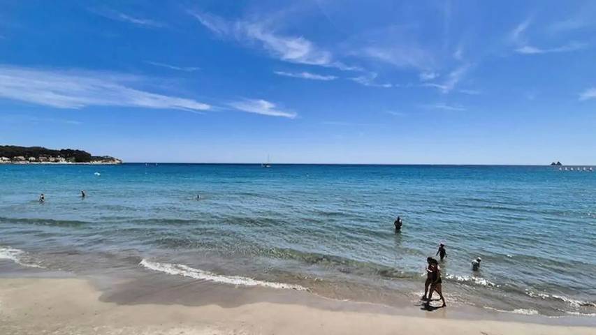 Gîte pour 5 personnes, avec Balcon dans Plage des Sablettes - 2