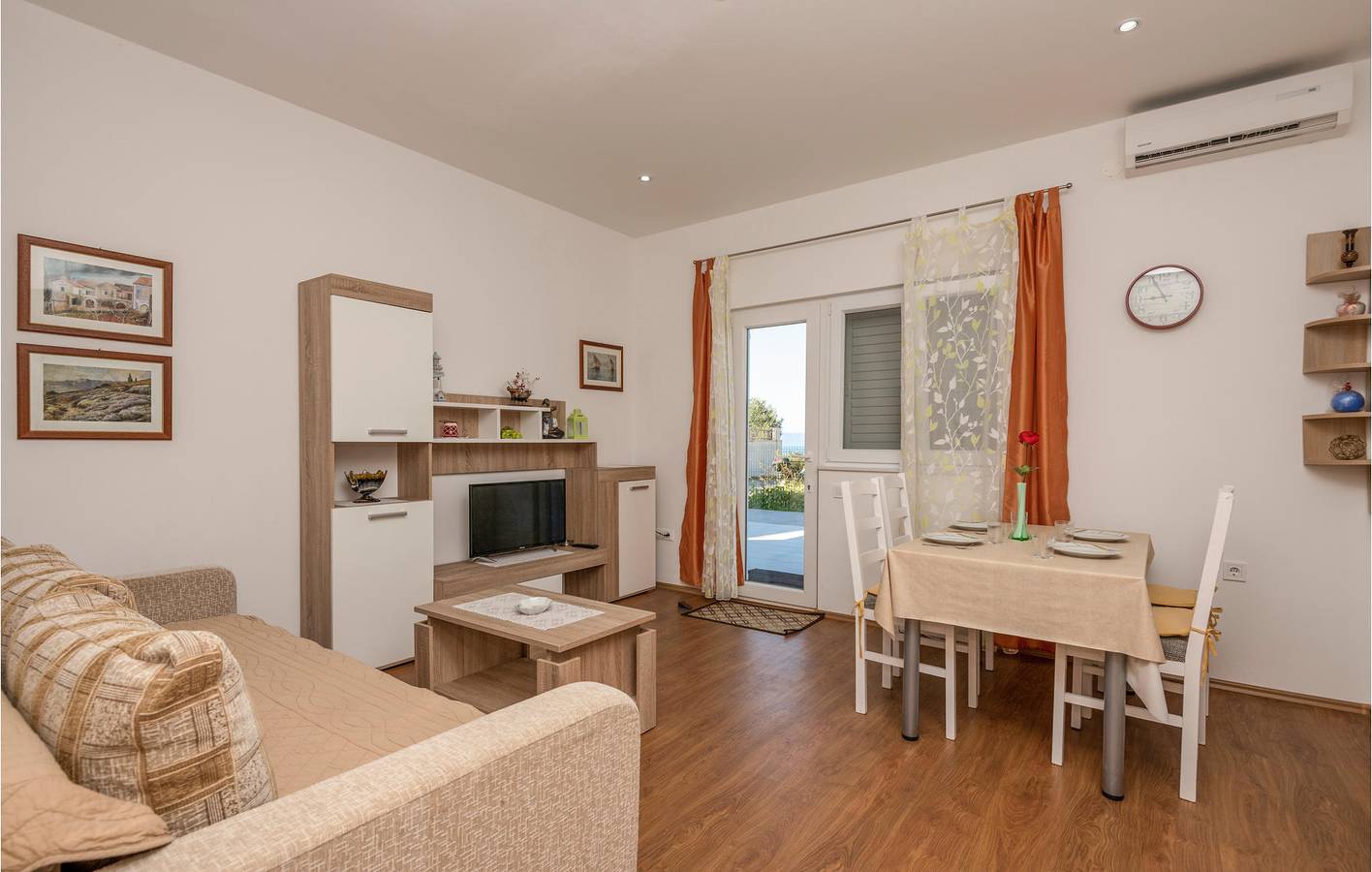 Appartement de vacances entier, Charmant appartement avec terrasse, à proximité de Makarska et de la côte in Makarska, Makarska riviera