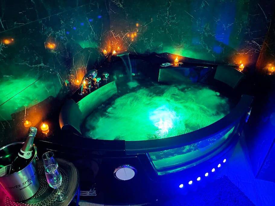 Appartement entier, Love Room Le Baroque / Jacuzzi / Sauna in Château-Landon, Seine-et-Marne