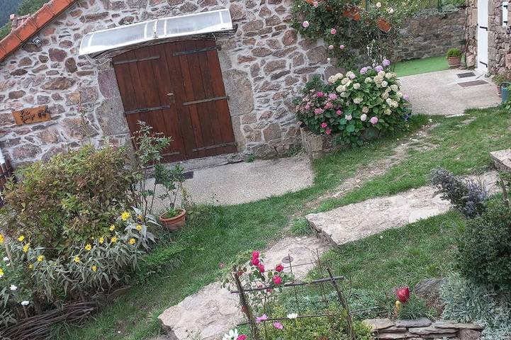 Gîte pour 5 personnes, avec jacuzzi ainsi que terrasse et jardin à Prévenchères