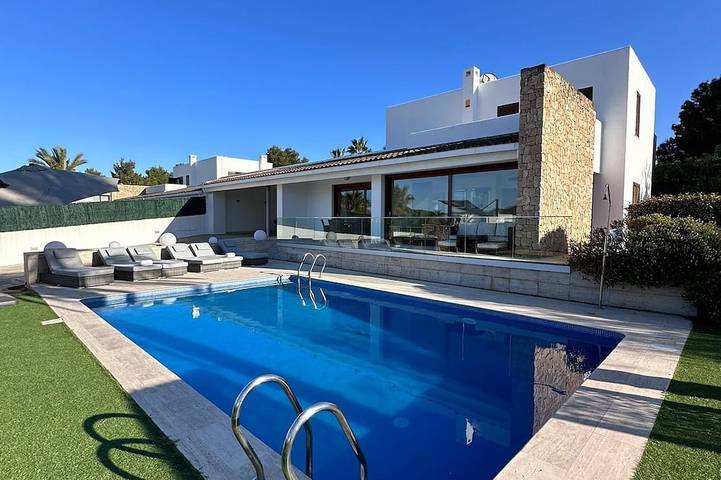 Villa for 8 people, with balcony and garden as well as hot tub in Ibiza