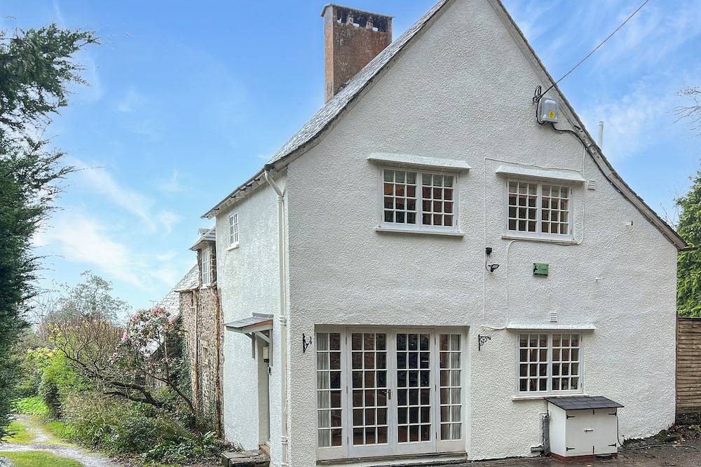 Worthy Cottage, Porlock Weir in Porlock, Somerset